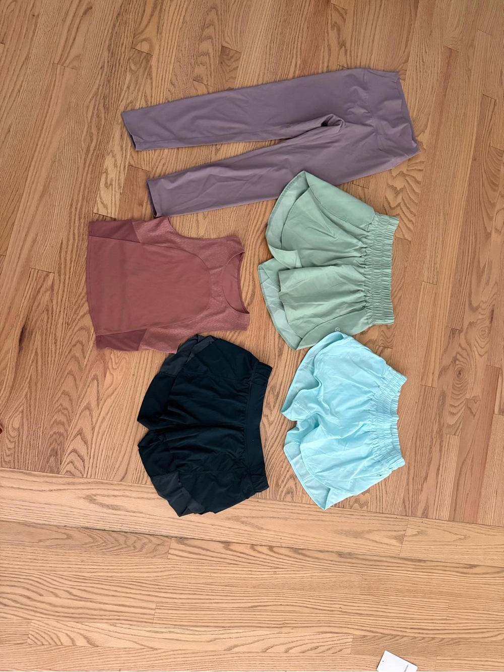 πLululemon 5-Piece Activewear Bundle | Align Leggings, Flutter Shorts & Tank - Picture 8 of 9
